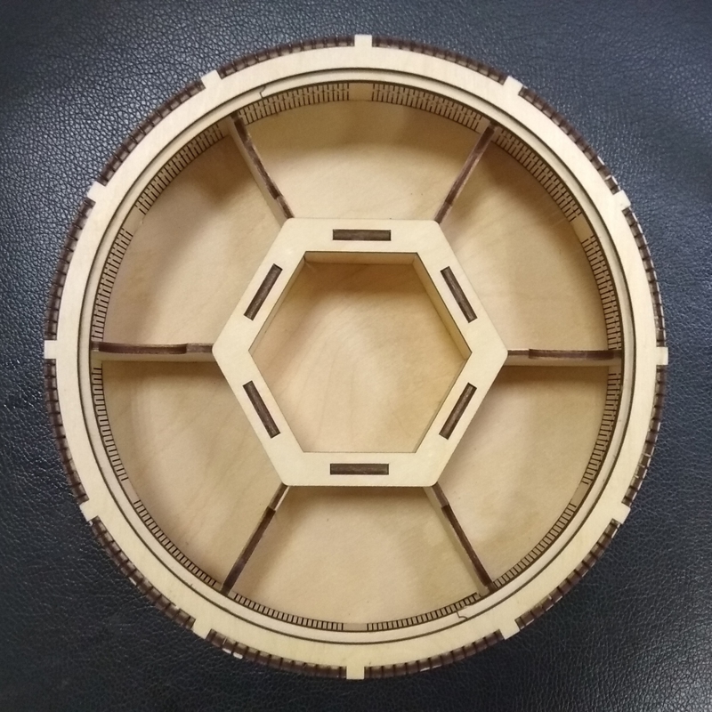طرح جعبه چوبی گرد 7 قسمتی با قاب عکس و مناسب برای استفاده در دستگاه های cnc چوب و cnc لیزر - laser cut wooden round 7 compartment box candy basket with lid cdr file