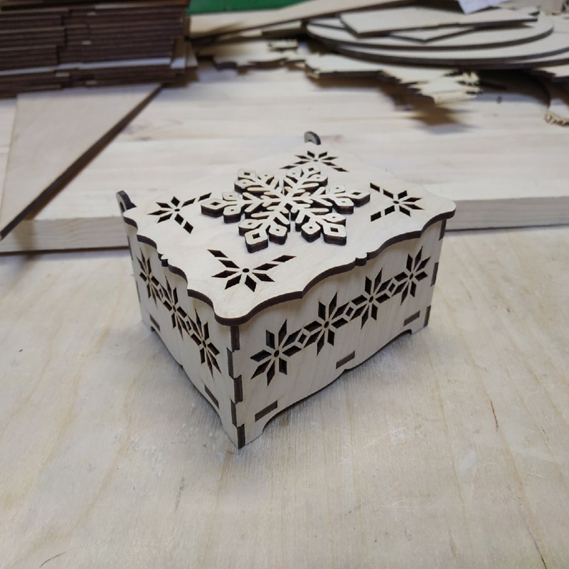 طرح جعبه گل برف مخصوص دکور چوبی مناسب برای استفاده در دستگاه های cnc چوب و cnc لیزر - laser cut snowflake box template wooden decor snowflake favour box cdr file