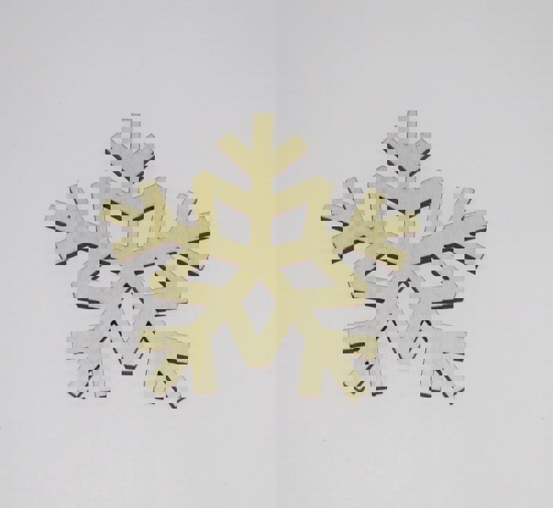 طرح زیرلیوانی‌های به شکل دانه برف ساخته شده از تخته سه لا از جنس توس مناسب برای استفاده در دستگاه های cnc چوب و cnc لیزر - laser cut snowflake shaped coasters made of birch plywood