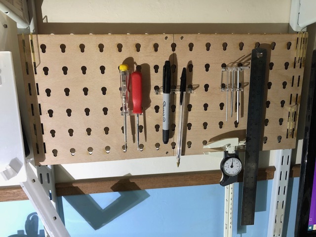 طرح جا ابزاری پگبورد مناسب برای استفاده در دستگاه های cnc چوب و cnc لیزر - laser cut pegboard tool holder dxf file