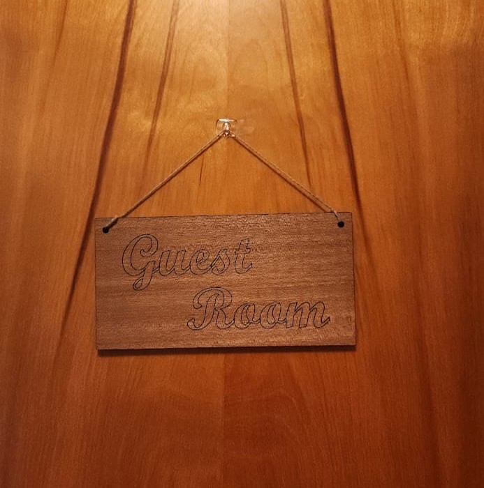 طرح تابلوی درب اتاق مهمان مناسب برای استفاده در دستگاه های cnc چوب و cnc لیزر - laser cut guest room door sign svg file
