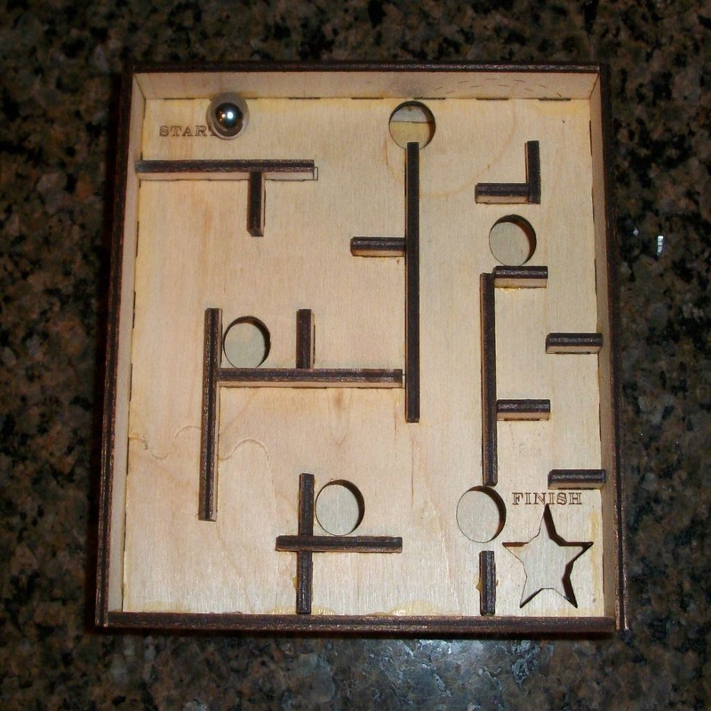 طرح ماز دستی مناسب برای استفاده در دستگاه های cnc چوب و cnc لیزر - laser cut handheld maze cdr file