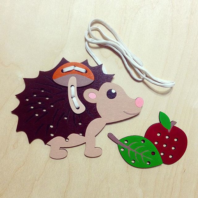 طرح جوجه تیغی چوبی طرح اسباب بازی توری برای کودکان نوپا مناسب برای استفاده در دستگاه های cnc چوب و cnc لیزر - laser cut hedgehog wooden lacing toy for toddlers cdr file