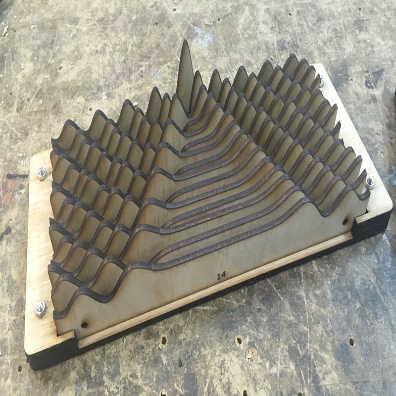 طرح میز تحریر با توابع بسل مناسب برای استفاده در دستگاه های cnc چوب و cnc لیزر - laser cut bessel functions desk ornament svg file