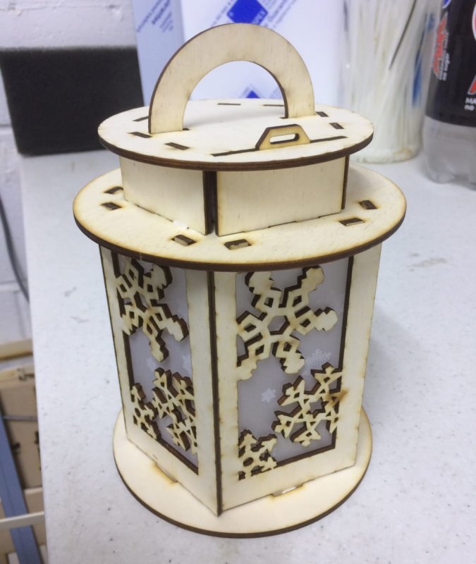 طرح فانوس تزیینی دانه برف مناسب برای استفاده در دستگاه های cnc چوب و cnc لیزر - laser cut decorative snowflake lantern svg file