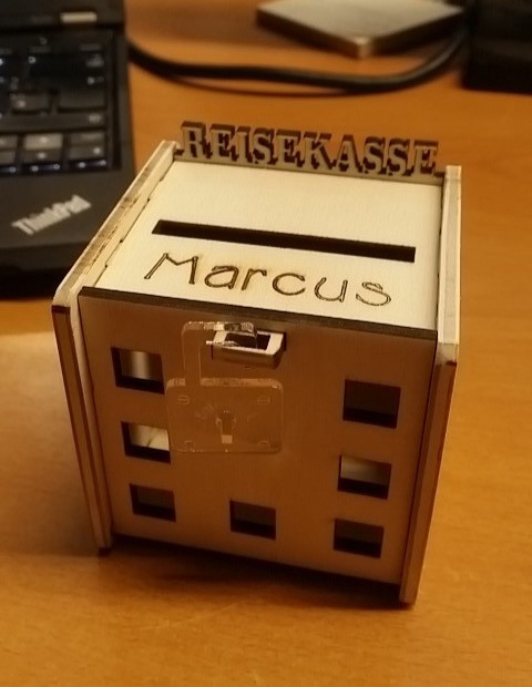 طرح و قلک شخصی سازی شده ۴ میلی متری مناسب برای استفاده در دستگاه های cnc چوب و cnc لیزر - laser cut personalized piggy bank 4mm svg file