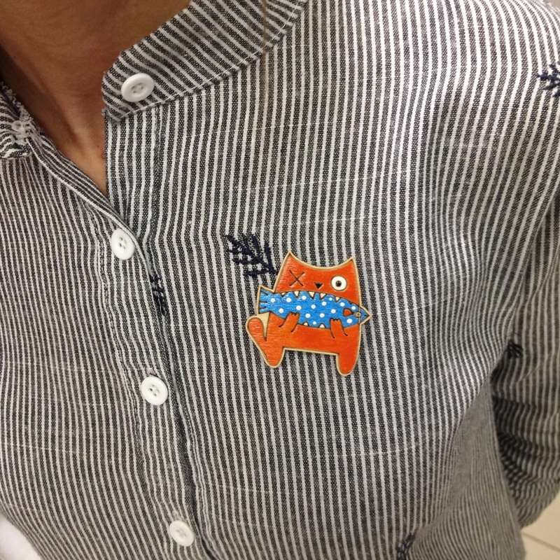 طرح حکاکی لیزری گربه با آهنربای ماهی مناسب برای استفاده در دستگاه های cnc چوب و cnc لیزر - laser cut engraved cat with fish magnet badge icon cdr file