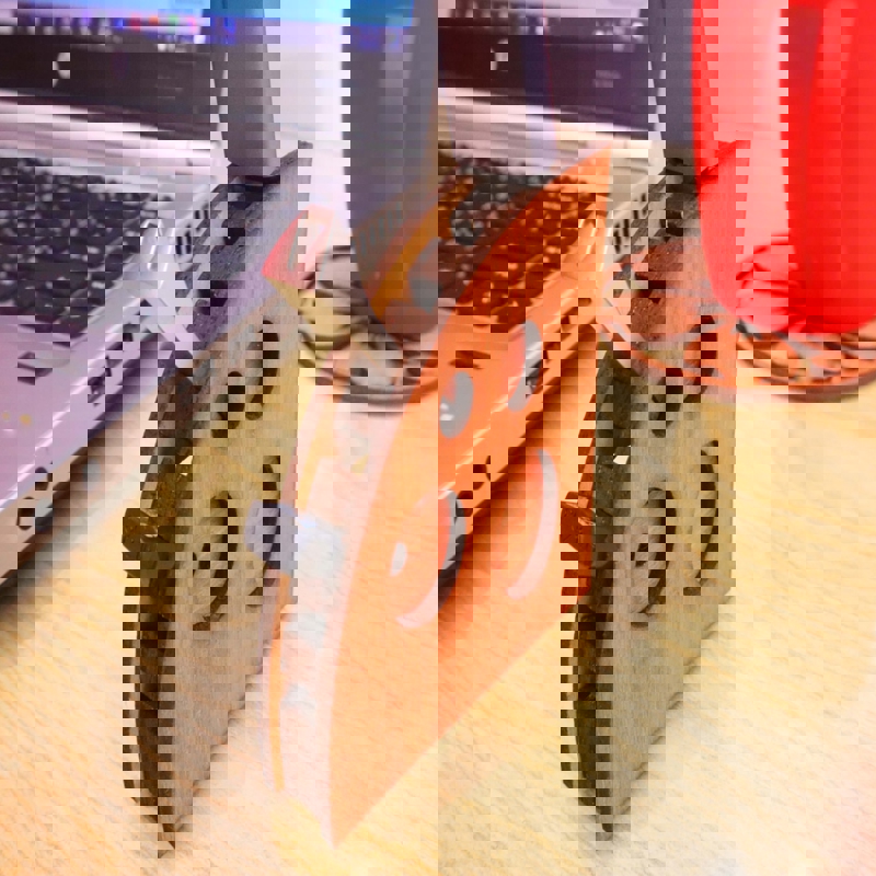 طرح پایه فلش مموری مدل USB با 4 میلی‌متری مناسب برای استفاده در دستگاه های cnc چوب و cnc لیزر - laser cut usb flash drive stand 4mm cdr file