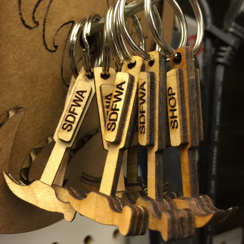 طرح جاکلیدی چکش چوبی مناسب برای استفاده در دستگاه های cnc چوب و cnc لیزر - laser cut wooden hammer keychain cdr file