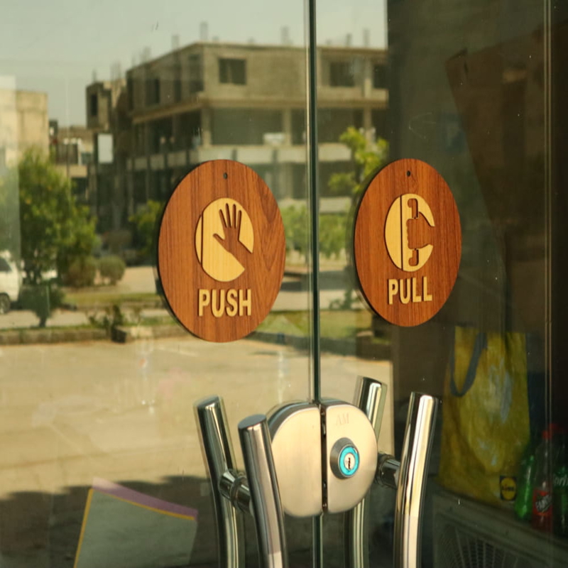 طرح تابلو درب فشاری کشویی مناسب برای استفاده در دستگاه های cnc چوب و cnc لیزر - laser cut push pull door sign cdr file