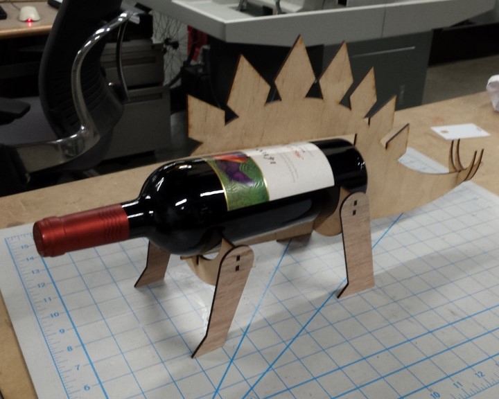 طرح جا نوشابهی استگوسوروس مناسب برای استفاده در دستگاه های cnc چوب و cnc لیزر - laser cut stegosaurus wine rack dxf file