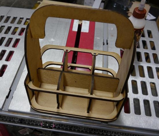طرح جعبه نوشابه چوبی مناسب برای استفاده در دستگاه های cnc چوب و cnc لیزر - laser cut wood beer caddy dxf file