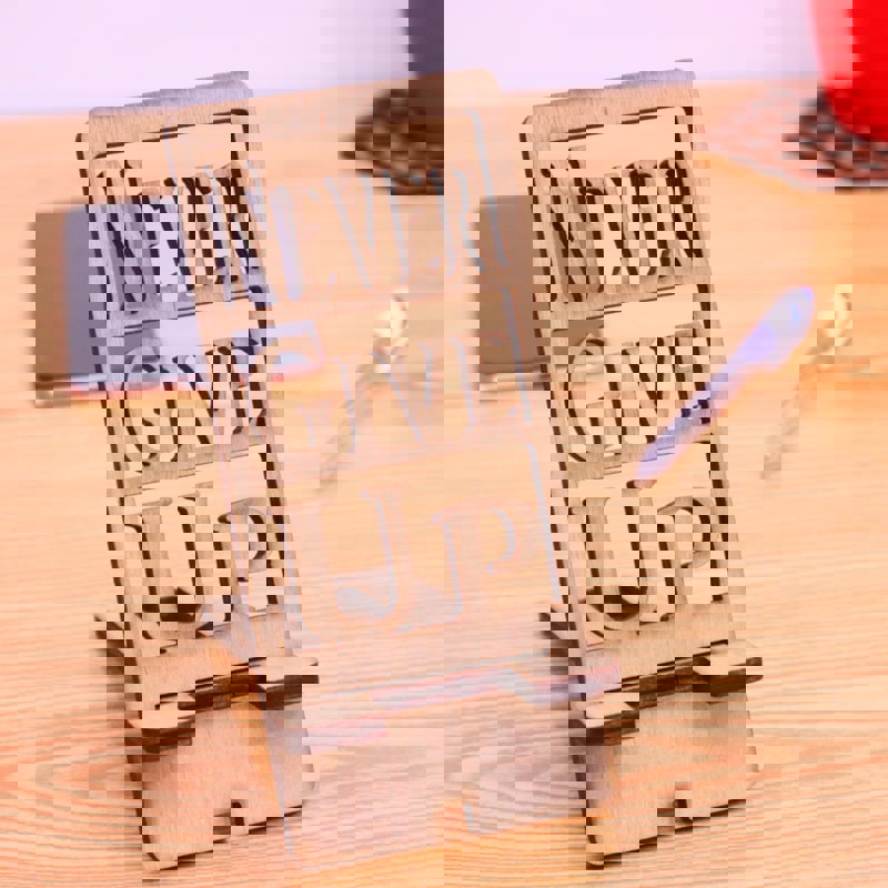 طرح پایه تلفن تخته سه لایی ۶ میلی متری هرگز تسلیم نشو مناسب برای استفاده در دستگاه های cnc چوب و cnc لیزر - laser cut never give up phone stand plywood 6mm dxf file