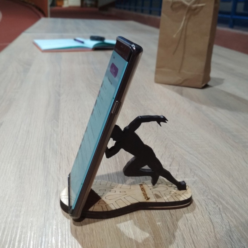 طرح پایه گوشی دونده و جا موبایلی مناسب برای استفاده در دستگاه های cnc چوب و cnc لیزر - laser cut runner phone stand shoe phone holder cdr file