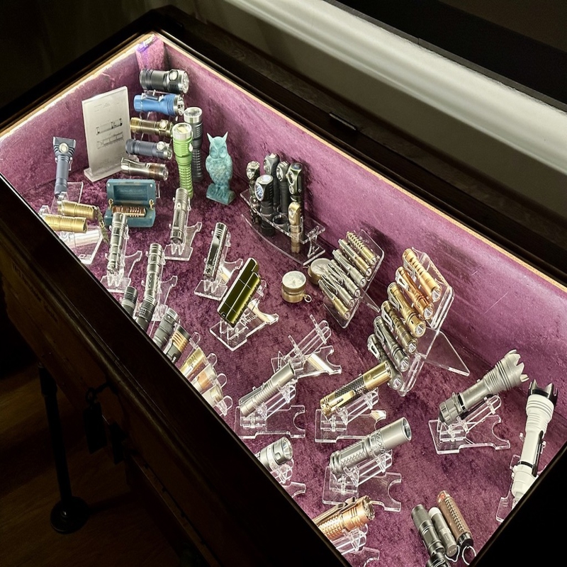 طرح و پایه چراغ قوه شفاف ۴ میلی متری مناسب برای استفاده در دستگاه های cnc چوب و cnc لیزر - laser cut clear flashlight display stands 4mm svg file