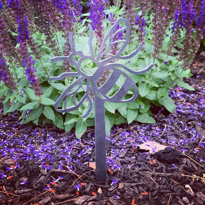 طرح تیرک باغ زنبور عسل برای تزئینات باغ مناسب برای استفاده در دستگاه های cnc چوب و cnc لیزر - laser cut bee garden stake garden decorations dxf file