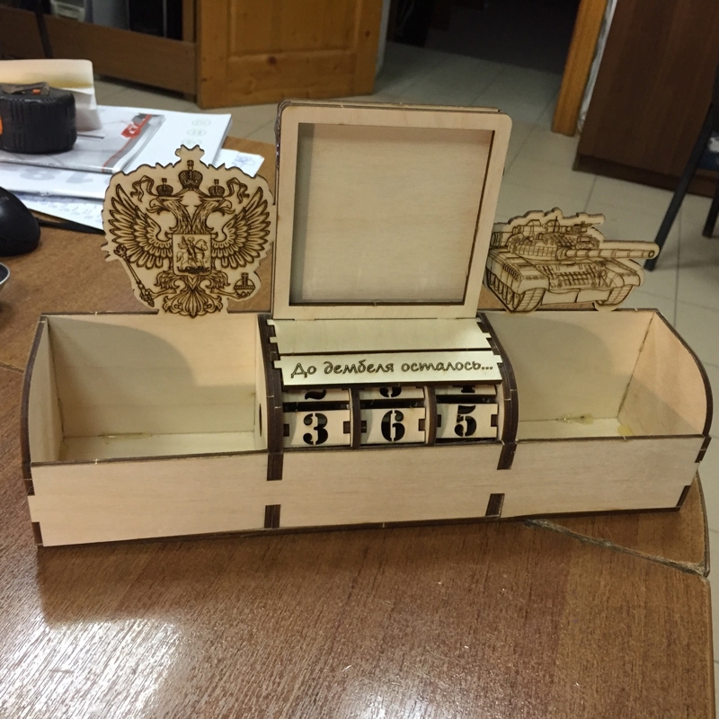 طرح تقویم به همراه میز آرایش مناسب برای استفاده در دستگاه های cnc چوب و cnc لیزر - laser cut calendar with desk organizer cdr file