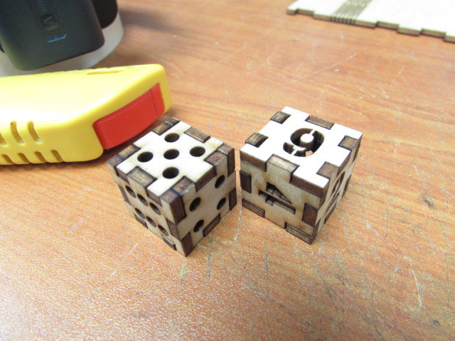 طرح تاس چوبی مناسب برای استفاده در دستگاه های cnc چوب و cnc لیزر - laser cut wooden dice dxf file