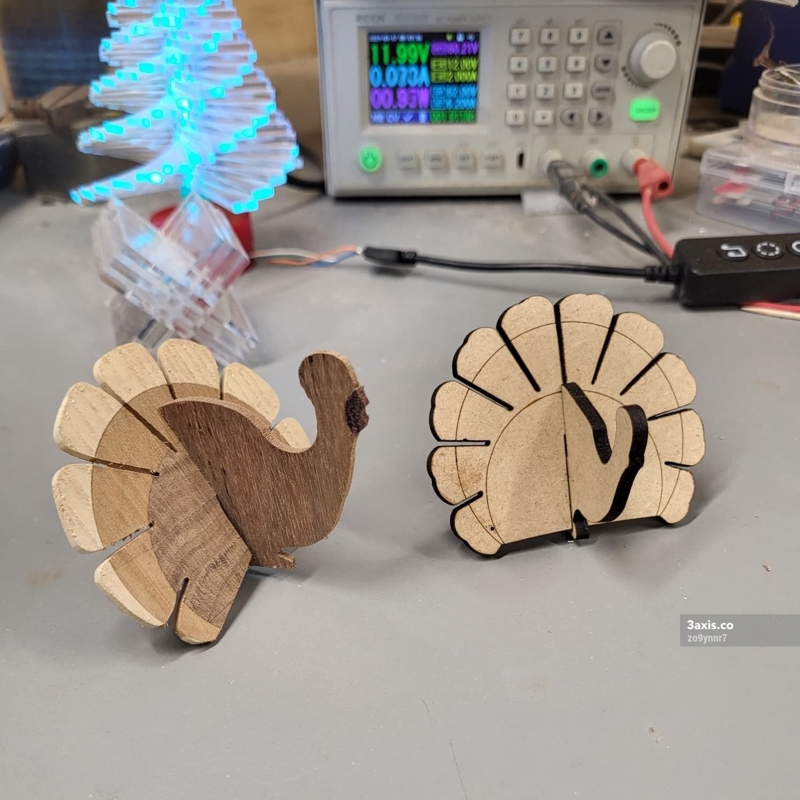 طرح بوقلمون تزئینی مخصوص روز شکرگزاری مناسب برای استفاده در دستگاه های cnc چوب و cnc لیزر - laser cut thanksgiving turkey decor svg file