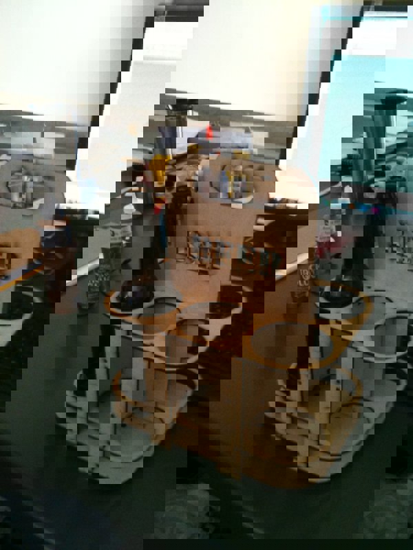 طرح بسته 6 تایی حامل بطری مناسب برای استفاده در دستگاه های cnc چوب و cnc لیزر - laser cut 6 pack bottle carrier dxf file