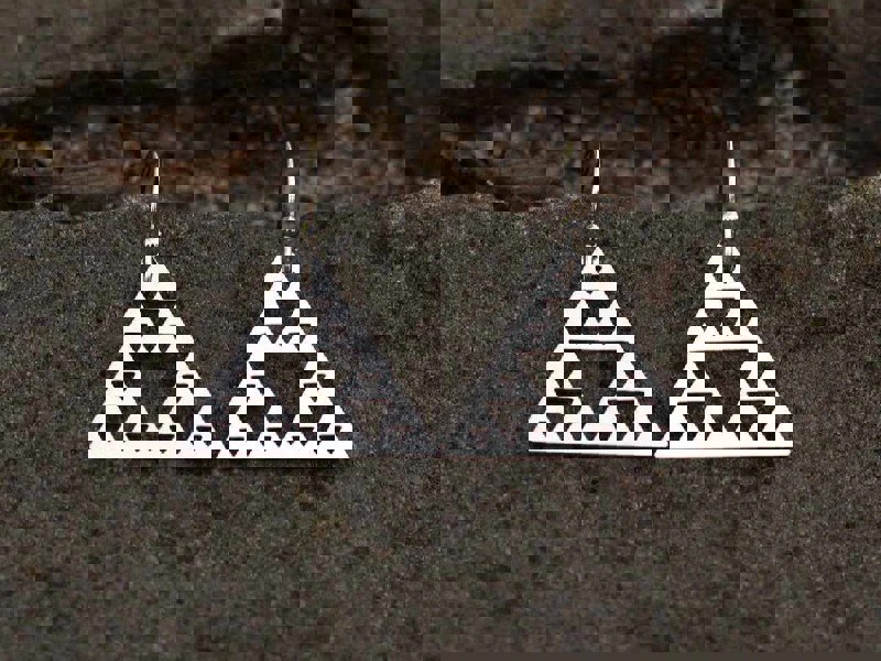 طرح گوشواره‌های مثلثی سیرپینسکی مناسب برای استفاده در دستگاه های cnc چوب و cnc لیزر - laser cut sierpinski triangle earrings