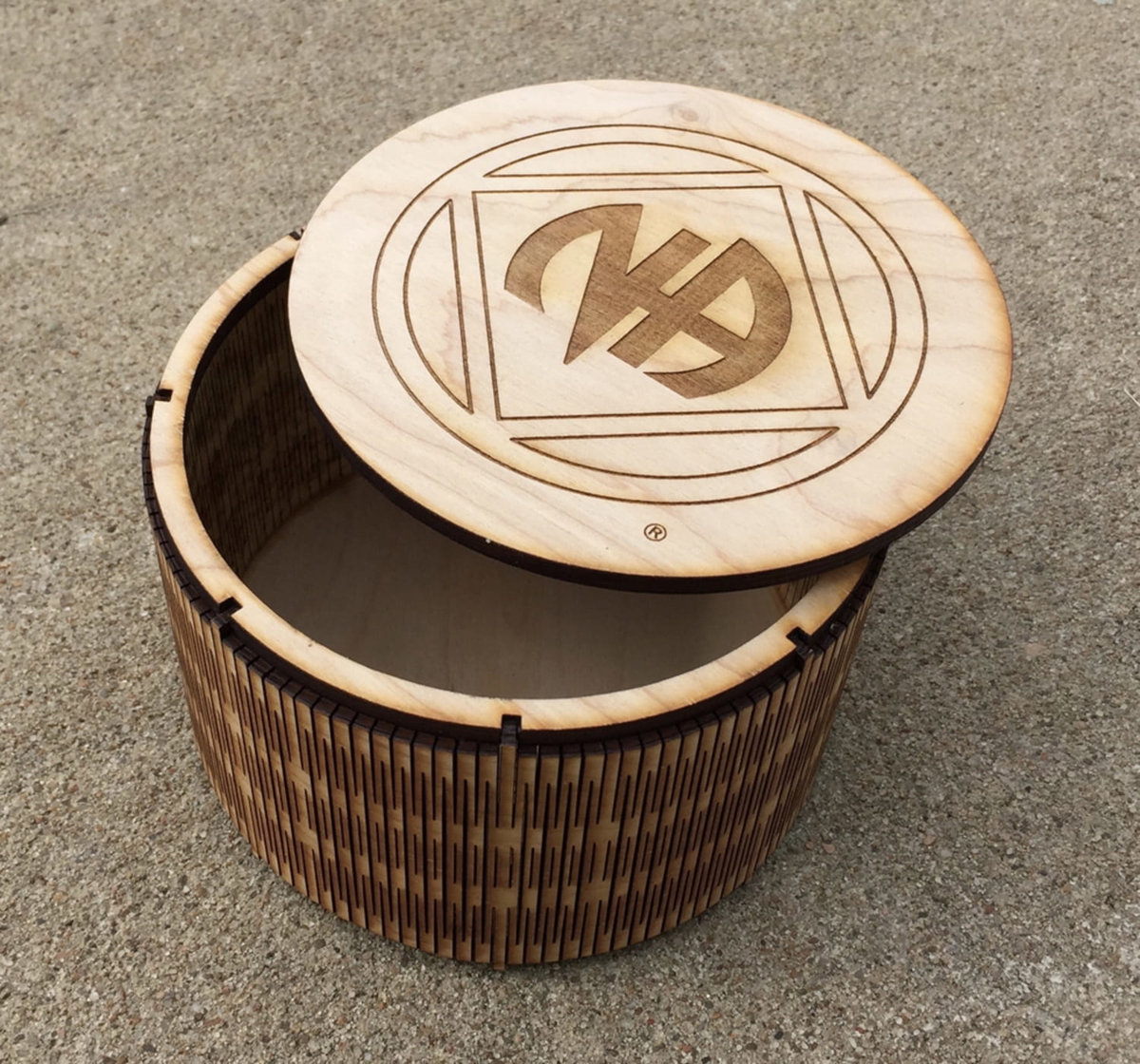 طرح لولای جعبه گرد مناسب برای استفاده در دستگاه های cnc چوب و cnc لیزر - laser cut living hinge round box svg file