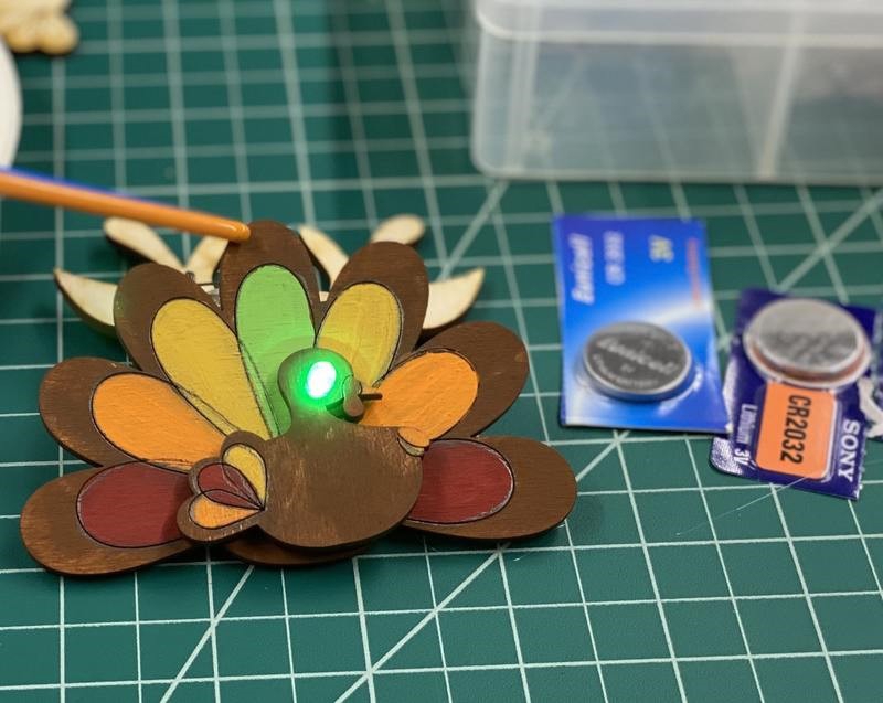طرح چراغ سنجاق بوقلمون . ( ) مناسب برای استفاده در دستگاه های cnc چوب و cnc لیزر - laser cut turkey light up pin svg file