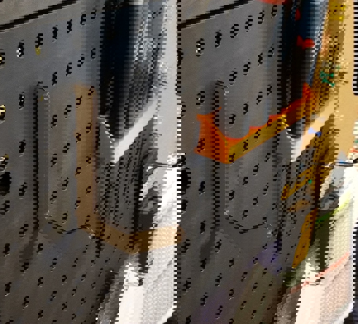 طرح تخته نرد طرح قلاب j مناسب برای استفاده در دستگاه های cnc چوب و cnc لیزر - laser cut pegboard j hooks svg file