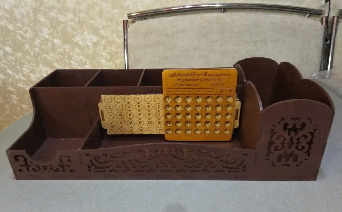 طرح جعبه مقوایی با طرح تقویم دائمی مناسب برای استفاده در دستگاه های cnc چوب و cnc لیزر - laser cut desk organizer with perpetual calendar pen pencil holder cdr file