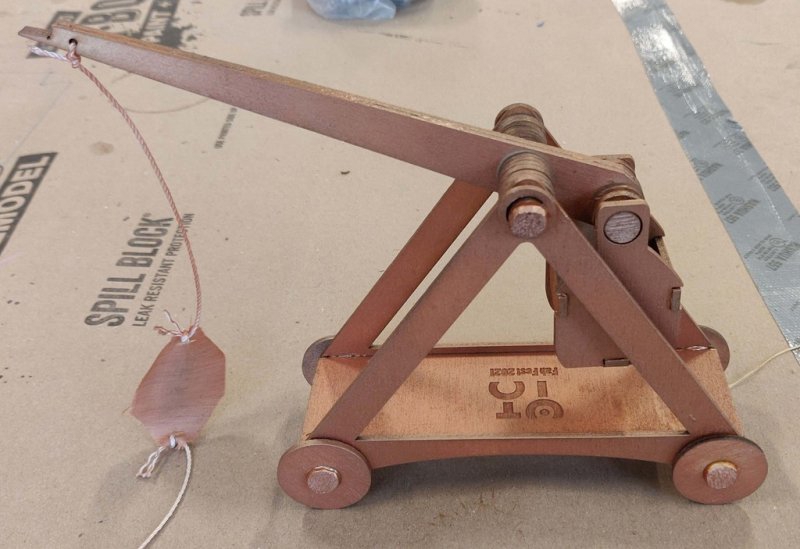 طرح منجنیق چوبی با رولپلاک مناسب برای استفاده در دستگاه های cnc چوب و cnc لیزر - laser cut trebuchet with dowels svg file
