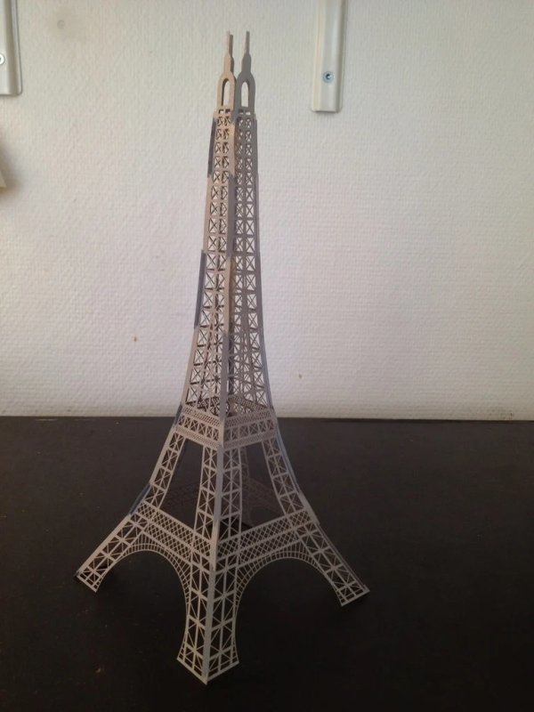 طرح برج ایفل فرانسه از کاغذ مناسب برای استفاده در دستگاه های cnc چوب و cnc لیزر - laser cut eiffel tower france paper craft svg file