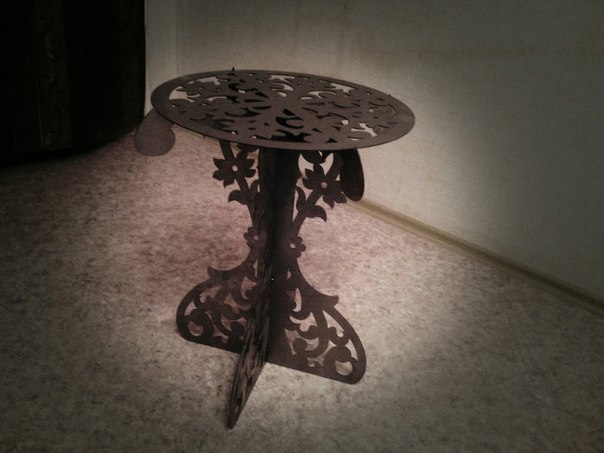 طرح میز تزئینی مناسب برای استفاده در دستگاه های cnc چوب و cnc لیزر - laser cut decorative table dxf file