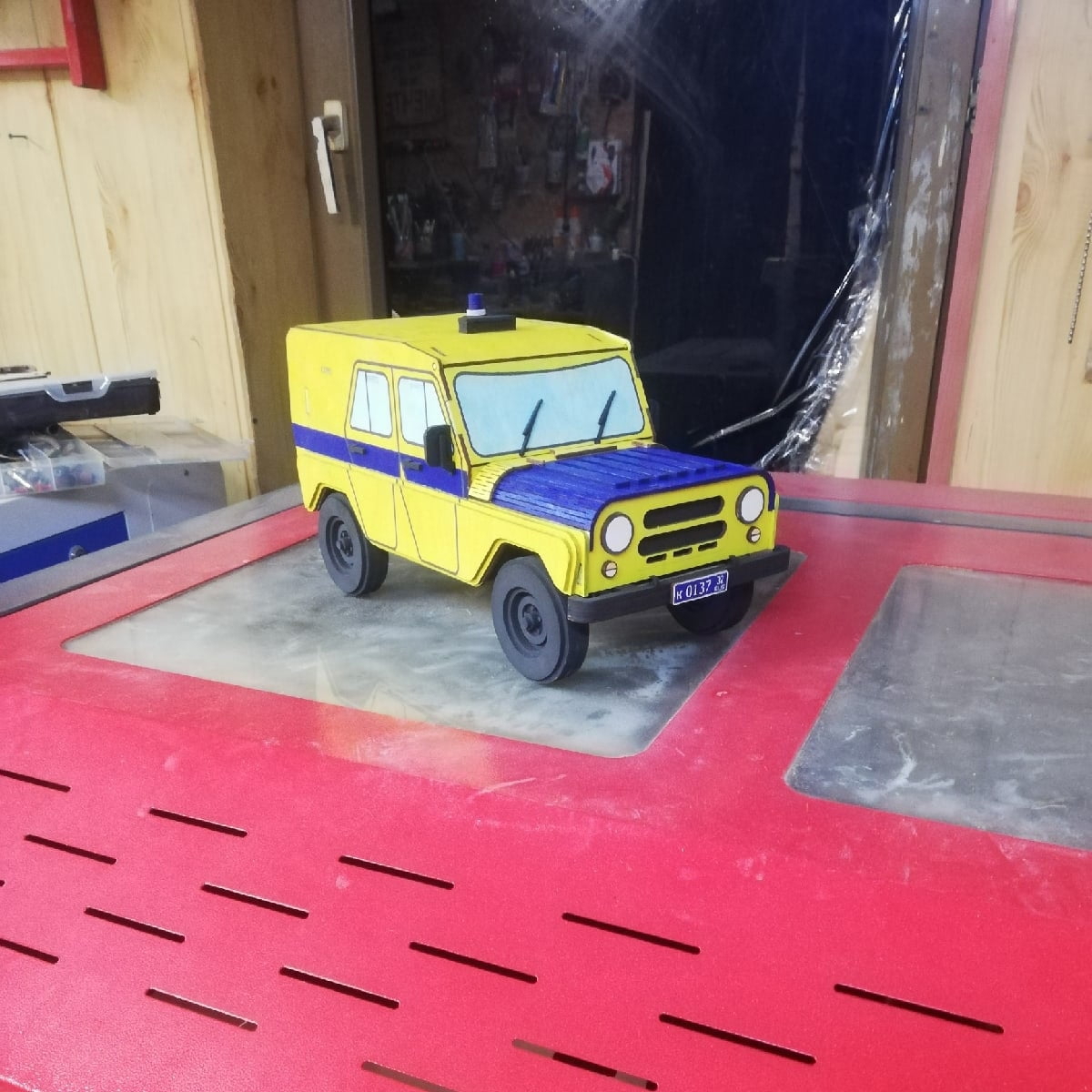 طرح جا بطری نوشابه جیپ مناسب برای استفاده در دستگاه های cnc چوب و cnc لیزر - laser cut jeep wine bottle holder cdr file
