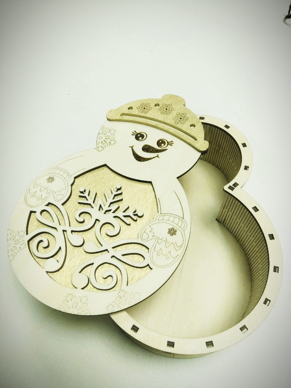 طرح جعبه هدیه آدم برفی کریسمس مناسب برای استفاده در دستگاه های cnc چوب و cnc لیزر - laser cut christmas snowman gift box cdr file