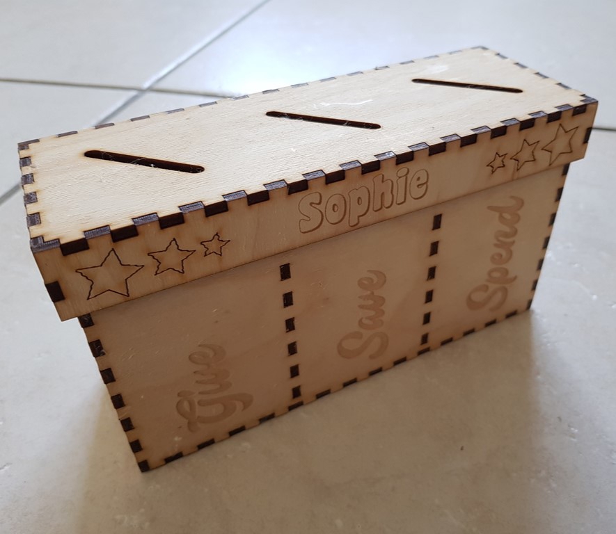 طرح سه قسمتی جعبه پول شخصی سازی شده با ضخامت ۳ میلی متر مناسب برای استفاده در دستگاه های cnc چوب و cnc لیزر - laser cut 3 section personalised money box 3mm svg file