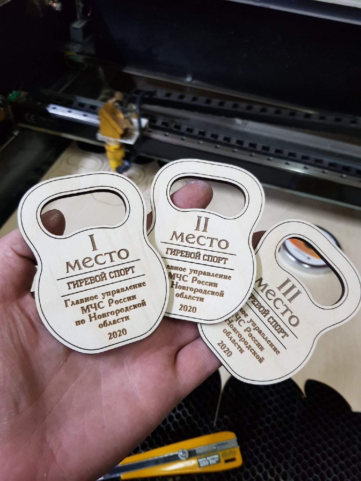 طرح مدال وزنه برداری کتل بل مناسب برای استفاده در دستگاه های cnc چوب و cnc لیزر - laser cut kettlebell lifting medal cdr file