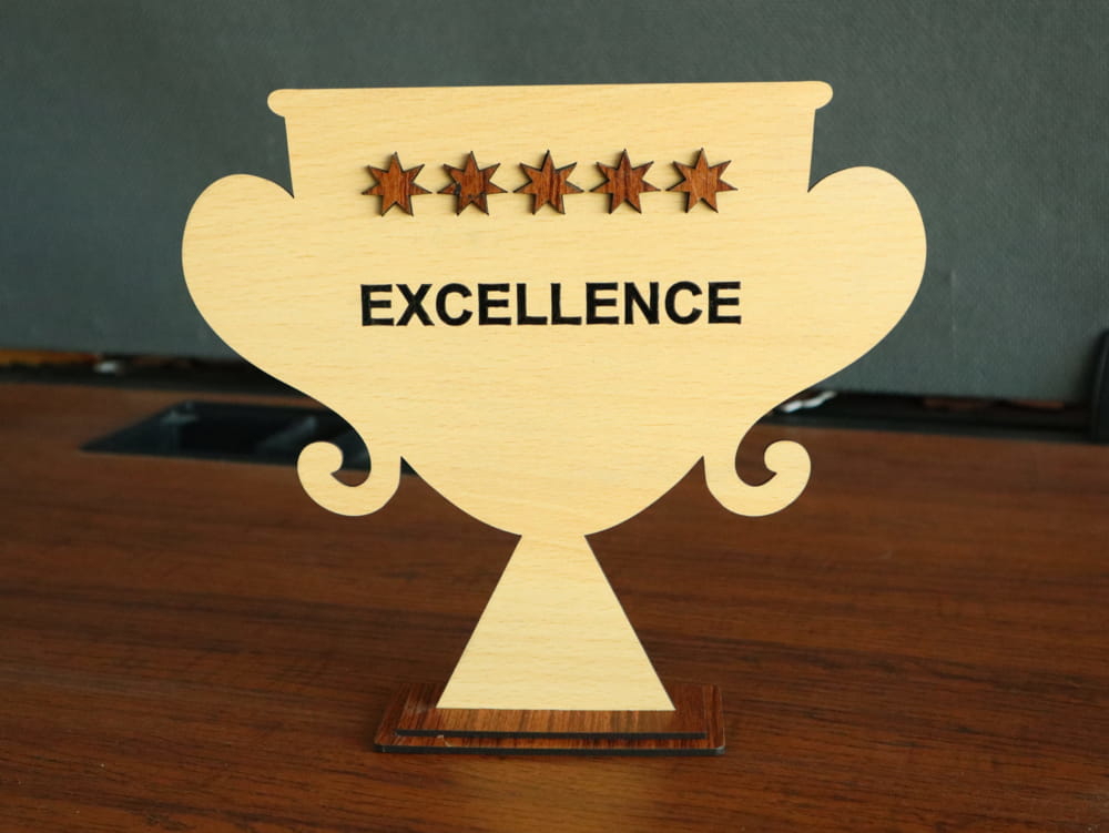 طرح تندیس چوبی مناسب برای استفاده در دستگاه های cnc چوب و cnc لیزر - laser cut wood trophy cdr file