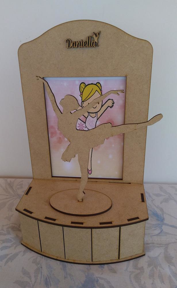 طرح بالرین روی صحنه با تخته سه لا مناسب برای استفاده در دستگاه های cnc چوب و cnc لیزر - laser cut ballerina on stage plywood dxf file