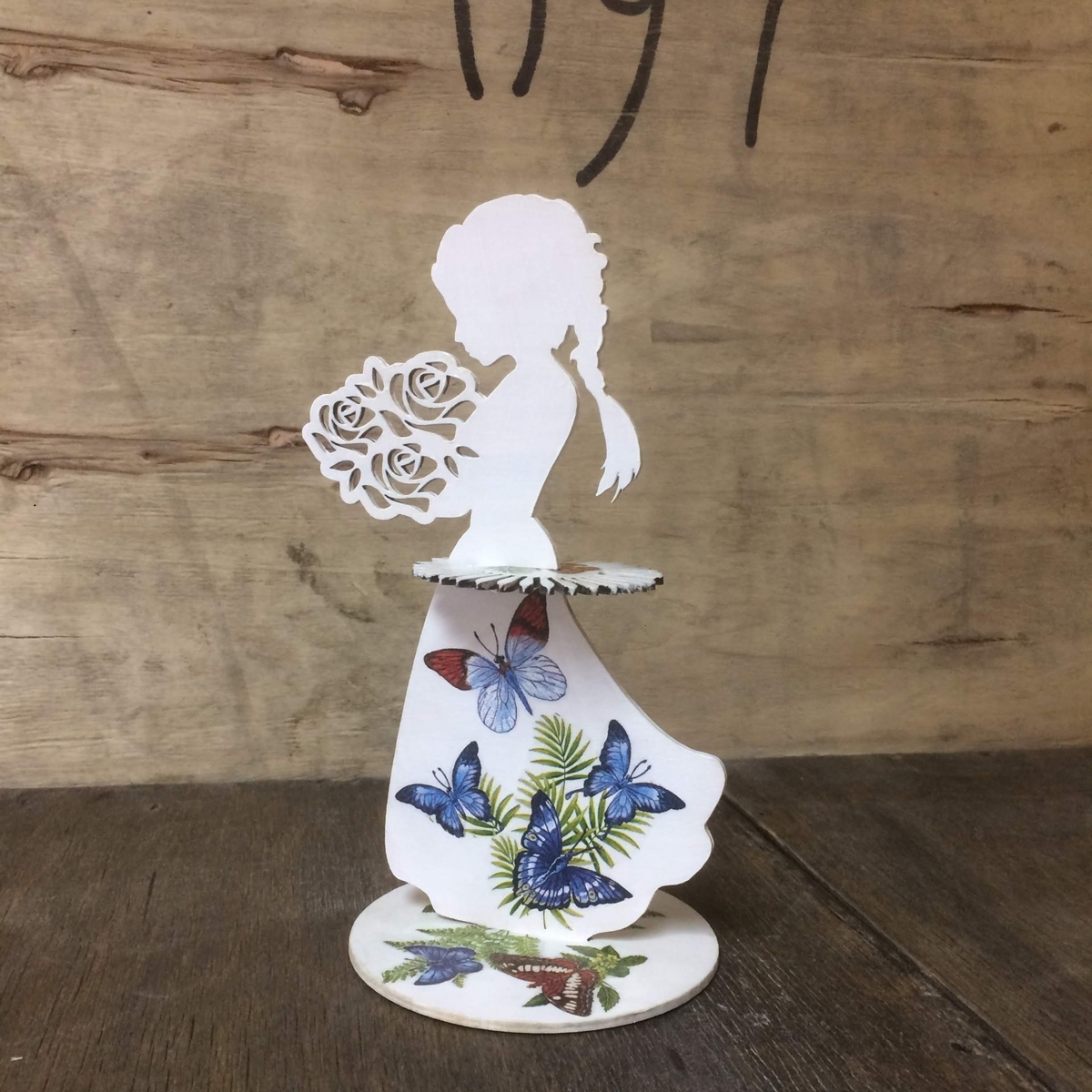 طرح دختر با دسته گل و جا دستمال سفره مناسب برای استفاده در دستگاه های cnc چوب و cnc لیزر - laser cut girl with bouquet of flowers napkin holder cdr file