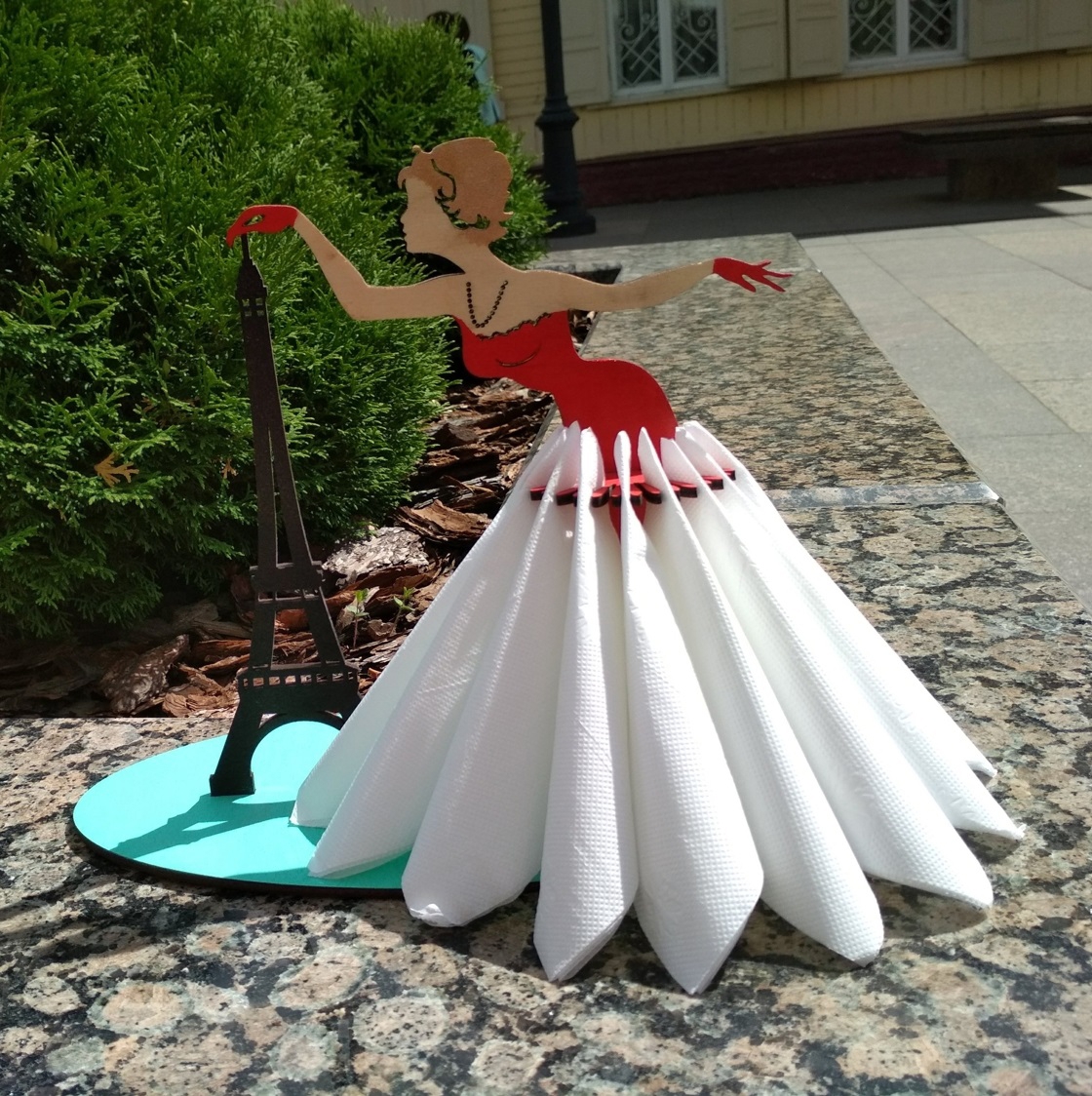 طرح دختر با جا دستمال سفره برج ایفل مناسب برای استفاده در دستگاه های cnc چوب و cnc لیزر - laser cut girl with eiffel tower napkin holder cdr file