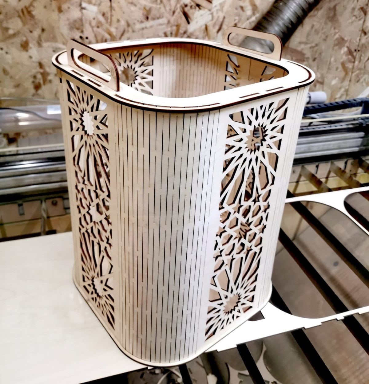 طرح سبد تزئینی دسته دار مناسب برای استفاده در دستگاه های cnc چوب و cnc لیزر - laser cut decorative basket with handle cdr file