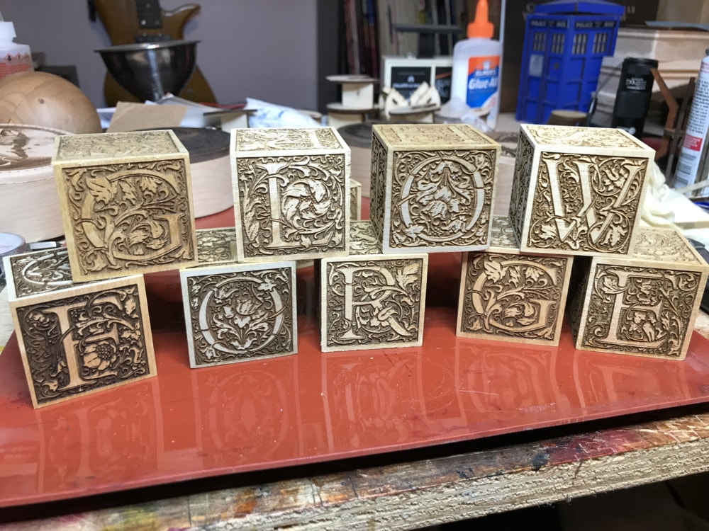 طرح بلوک‌های الفبای کلاسیک مناسب برای استفاده در دستگاه های cnc چوب و cnc لیزر - laser cut classic alphabet blocks svg file