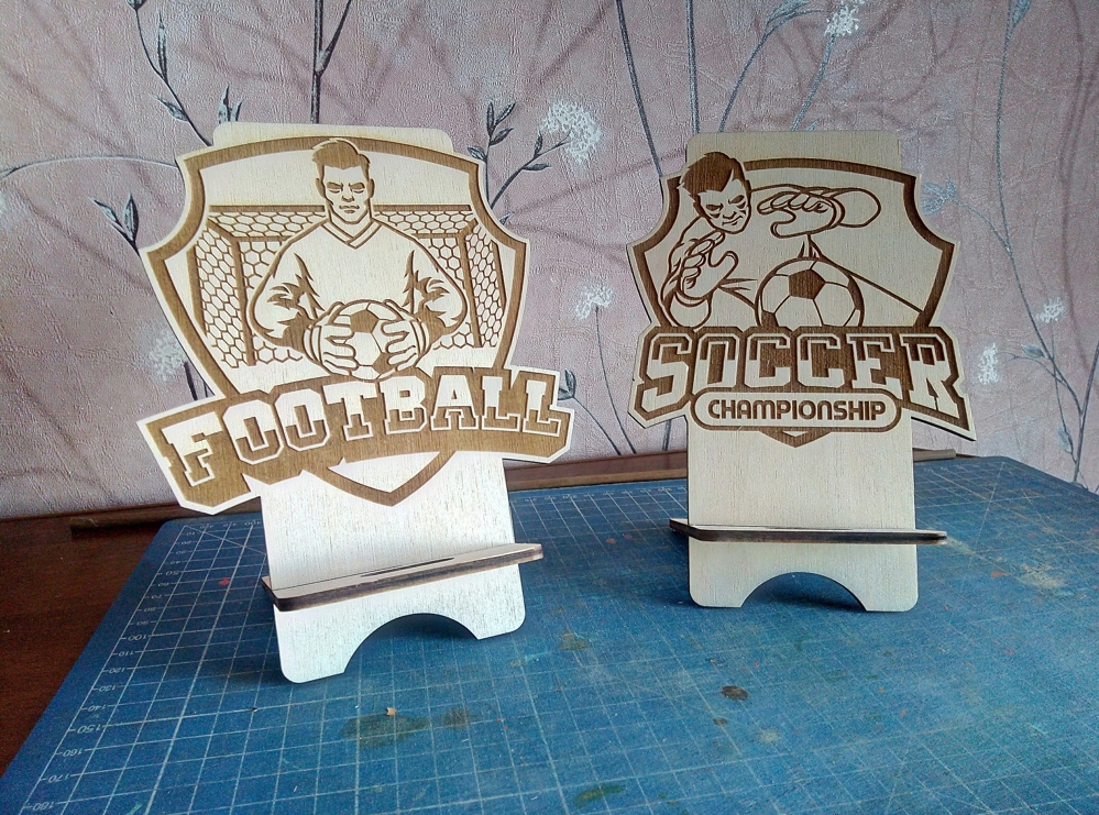 طرح پایه تلفن فوتبالی، dwg مناسب برای استفاده در دستگاه های cnc چوب و cnc لیزر - laser cut soccer phone stand dwg file