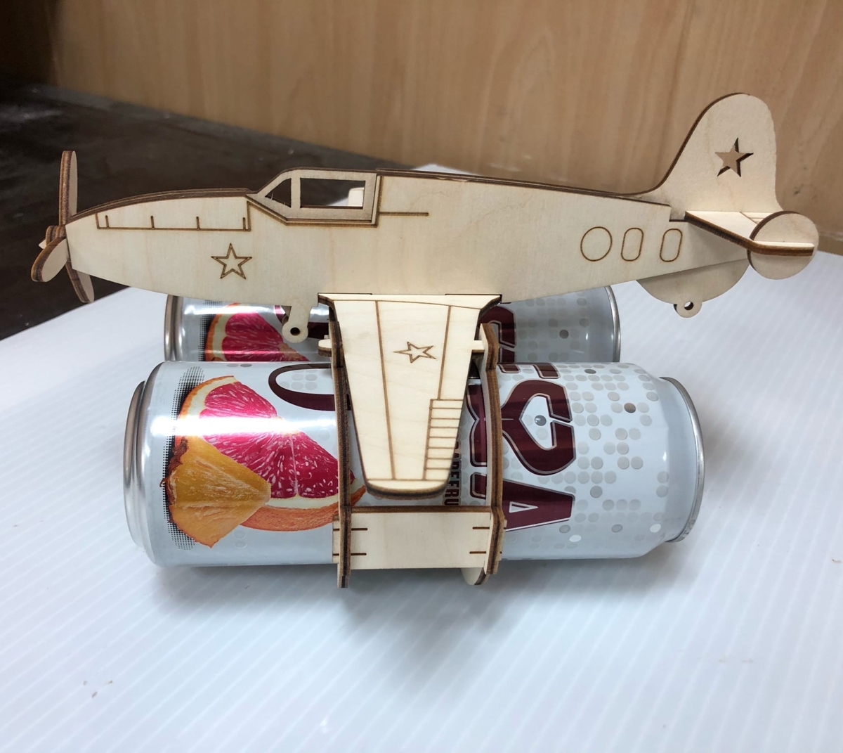 طرح جا قوطی نوشابه هواپیما مناسب برای استفاده در دستگاه های cnc چوب و cnc لیزر - laser cut airplane beer can holder cdr file