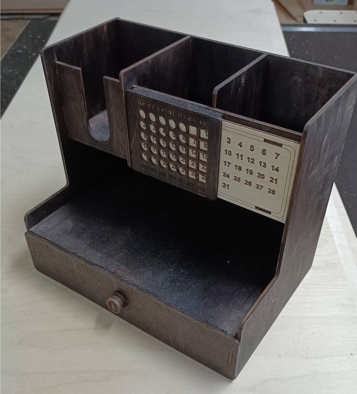 طرح تقویم رومیزی مناسب برای استفاده در دستگاه های cnc چوب و cnc لیزر - laser cut desk storage organizer with calendar cdr file