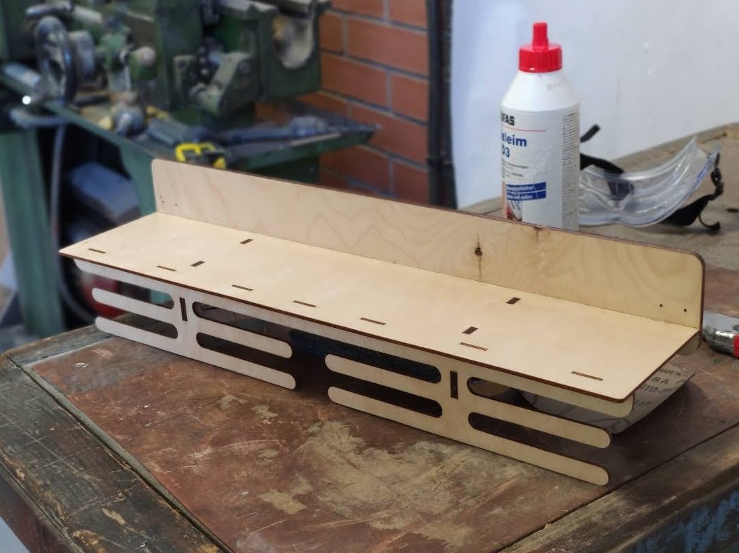 طرح مدال چوبی طرح آویز قفسه ویترینی با قفسه مناسب برای استفاده در دستگاه های cnc چوب و cnc لیزر - laser cut wooden medal holder hanger display rack with shelf cdr file