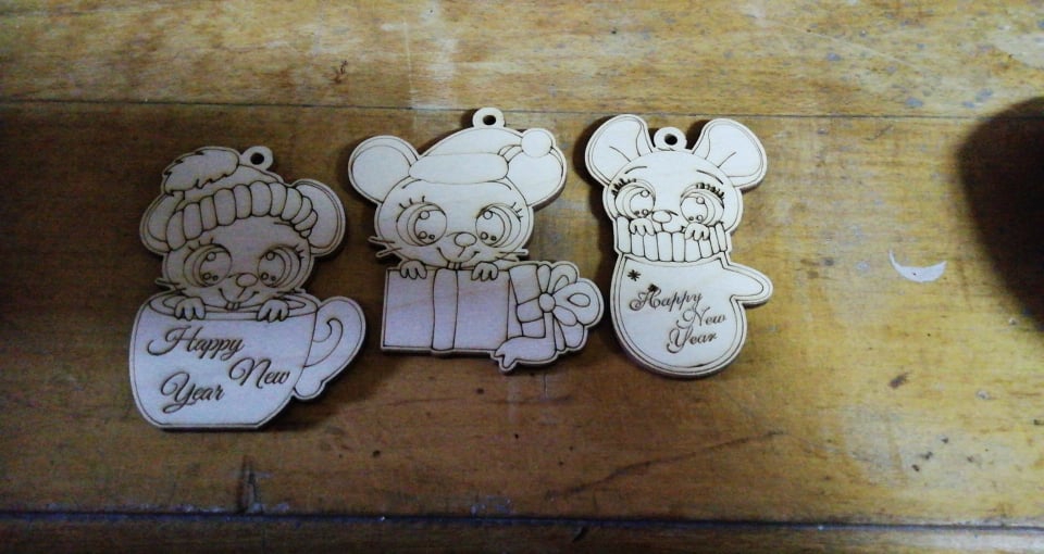 طرح سال نو مبارک و مگنت های چوبی مناسب برای استفاده در دستگاه های cnc چوب و cnc لیزر - laser cut happy new year wooden magnets icons pendants cdr file