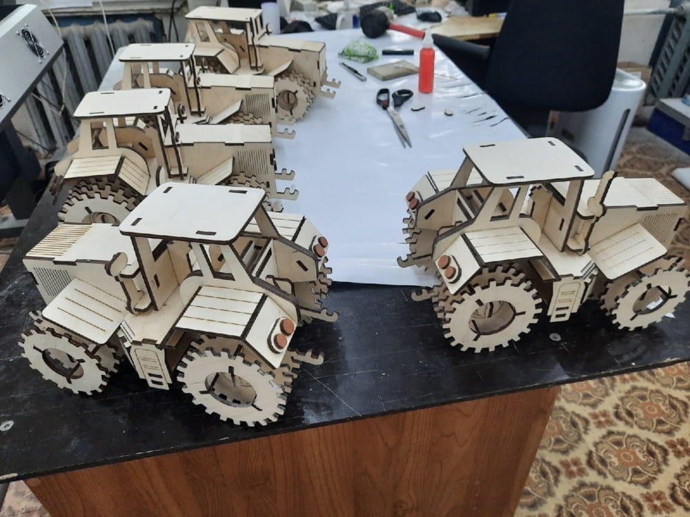 طرح مدل سه بعدی تراکتور چوبی مناسب برای استفاده در دستگاه های cnc چوب و cnc لیزر - laser cut wooden tractor 3d model cdr file