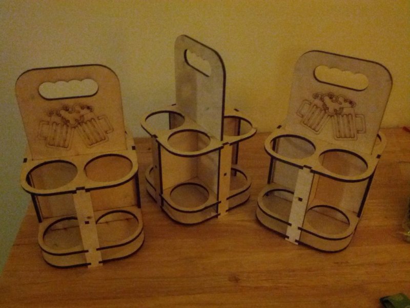 طرح بسته 4 تایی حامل بطری مناسب برای استفاده در دستگاه های cnc چوب و cnc لیزر - laser cut 4 pack bottle carrier svg file