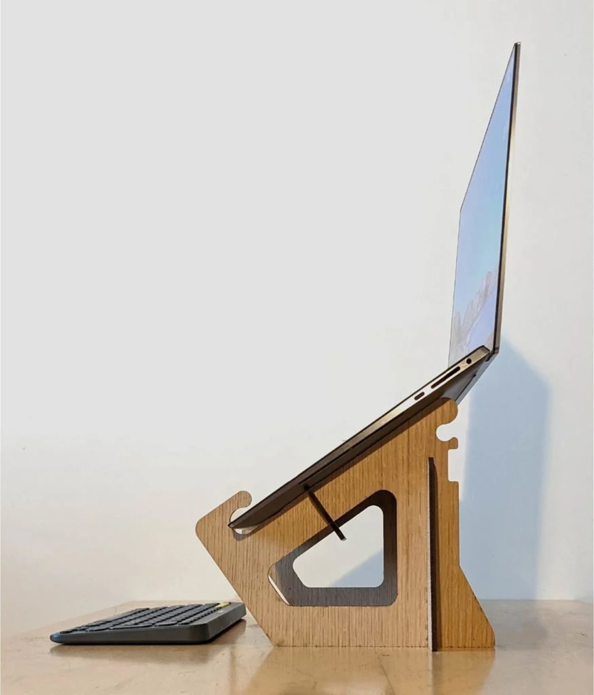 طرح پایه لپ تاپ ارگونومیک مناسب برای استفاده در دستگاه های cnc چوب و cnc لیزر - laser cut ergonomic laptop stand dxf file